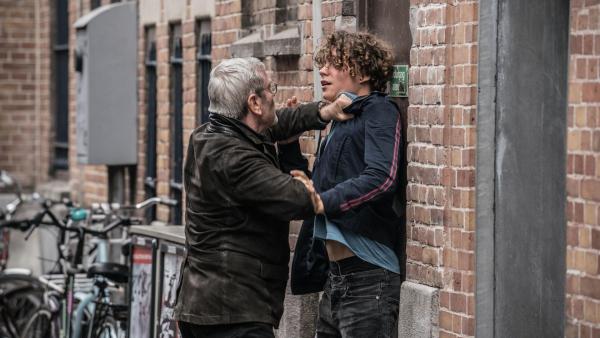 Bild 1 von 5: Julien Baptiste (Tchéky Karyo, l.); Teenager (Thor Braun, r.)