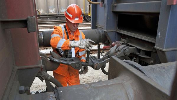 Bild 1 von 3: Die Gleisarbeiter überwachen das Andocken der Güterwaggons und müssen Bremsschläuche und Schrauben lösen und nachhelfen, wenn etwas klemmt oder nicht zusammenpasst.