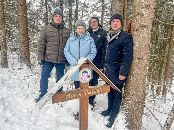 Bild 1 von 11: Im Bild: Günter & Maryon Vollrath, deren Anwalt Christoph Rühlmann, Zoran Dobric vor der von den Eltern errichteten Gedenkstätte am Fundort der Leiche des Sohnes der Vollraths, Raven Vollrath, der hier in Schattwald in Tirol im Juni 2006 gefunden wurde.