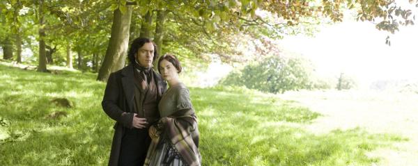 Bild 1 von 8: Rochester (Toby Stephens, l.); Jane Eyre (Ruth Wilson, r.)
