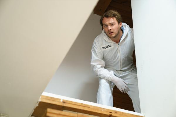 Bild 1 von 4: Spurensicherer Julius Rubatsch (Max Fischnaller) sucht Spuren im oberen Stockwerk des Hauses Baeermeister.