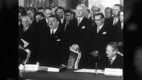 Bild 1 von 1: Im Bild:  Am 15. Mai 1955 verkündete der damalige Außenminister Leopold Figl: \