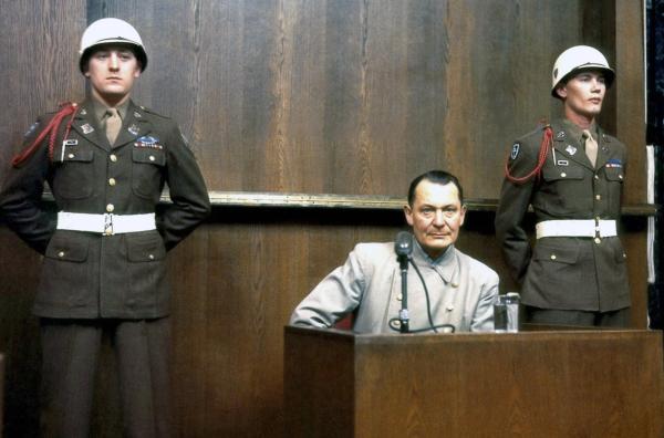 Bild 1 von 2: NS-Kriegsverbrecher Hermann Göring (Mi.) während des Nürnberger Prozesses