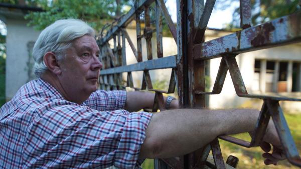 Bild 1 von 2: Nigel Dunkley, Major im Ruhestand, vor einem ehemaligen Treibstofflager der Sowjetarmee bei Neustrelitz.