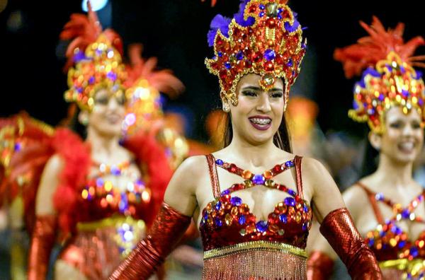 Bild 1 von 3: Jedes Jahr an Karneval tanzt ganz Madeira Samba. Durch seine brasilianischen Anklänge erinnert das ausgelassene Treiben an die Zeit, als viele die Insel verlassen mussten.