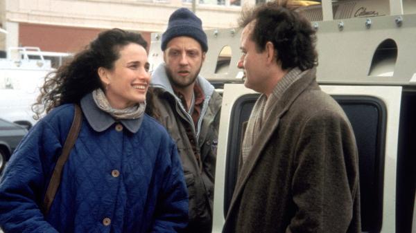 Bild 1 von 1: Wettermann Phil Connors (Bill Murray, re.), Rita Hanson (Andie MacDowell) und Kameramann Lary (Chris Elliot) müssen aus Punxsutawney, Pennsylvania, berichten, wo wieder einmal der 'Murmeltier-Tag' ansteht..