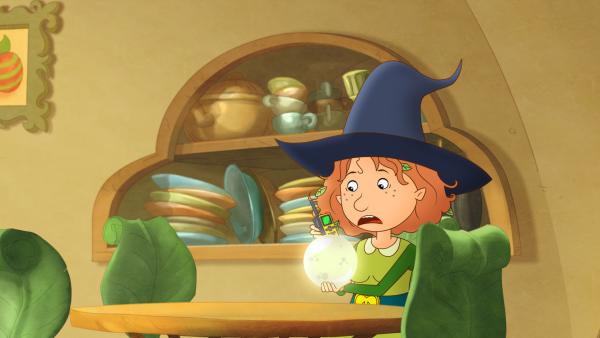 Bild 1 von 4: Mit hexischer und menschlicher Ausrüstung geht Petronella auf Diebesjagd.