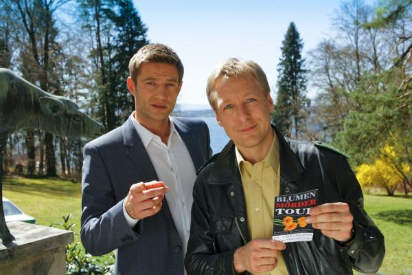 Bild 1 von 2: Kommissar Sven Hansen (Igor Jeftic, l.) und Polizist Michi Mohr (Max Müller, r.) recherchieren vor Ort.