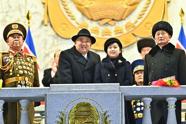Bild 1 von 9: Kim Jong-un zeigt sich auffallend oft mit seiner jüngsten Tochter Kim Ju-ae. Es gibt sogar eine Briefmarke mit ihrem Porträt.