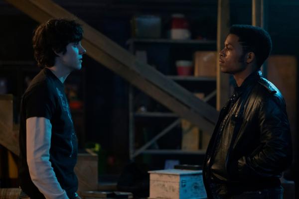 Bild 1 von 3: Cliff (Elijah Richardson, r.) verlangt Antworten von Dylan (Emjay Anthony, l.) - doch vielleicht ist es längst zu spät für Vergebung.