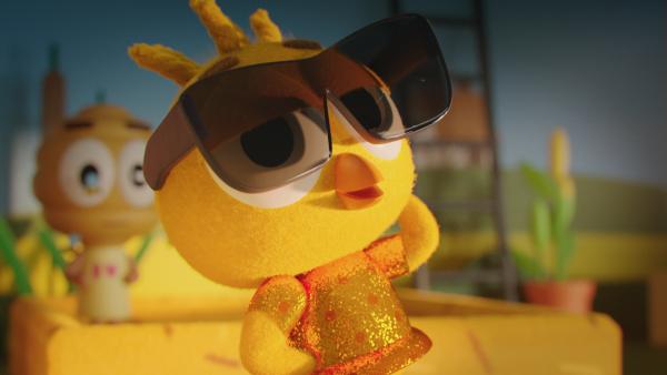 Bild 1 von 3: Karla (r.) benimmt sich bei den Proben zum Theaterstück wie eine echte Diva .  Flora (l.) ist wenig begeistert vom Verhalten ihrer Freundin.