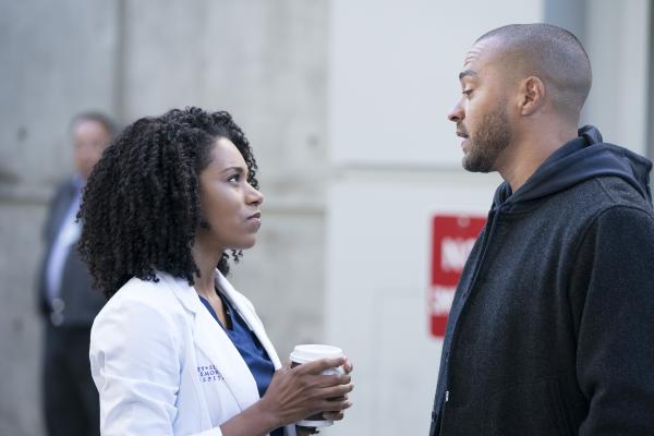 Bild 1 von 15: Während es zwischen Maggie (Kelly McCreary, l.) und Jackson (Jesse Williams, r.) gewaltig funkt, hilft ausgerechnet Tom April dabei, mit ihrer Krise fertig zu werden ...