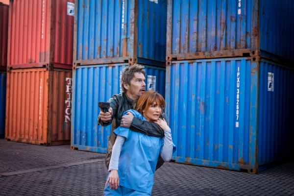 Bild 1 von 12: Travis Conrad (Ethan Hawke) hat Dr. Helen (Nathalie Boltt) als Geisel genommen, um aus dem Labor zu fliehen.