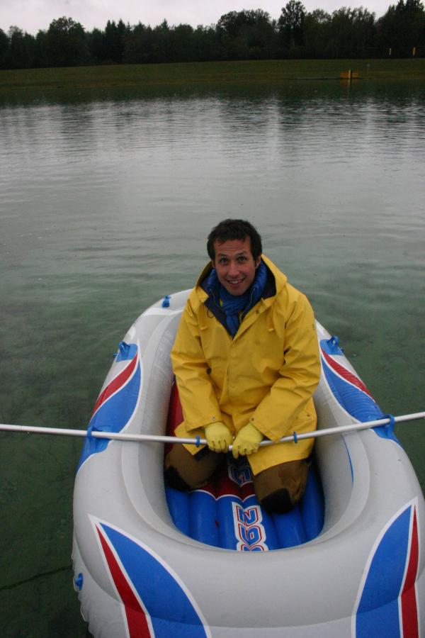 Bild 1 von 2: Willi im Gummiboot.