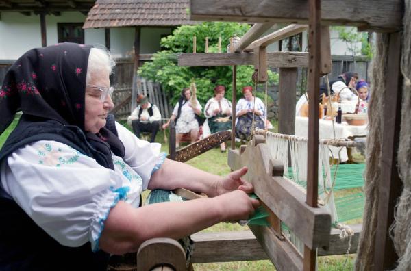 Bild 1 von 5: Gemeinsam produzieren und vertreiben die Dorfbewohner von Rosia Noua Honig, Sirup und Marmelade. Aber auch traditionelles Handwerk wird praktiziert.