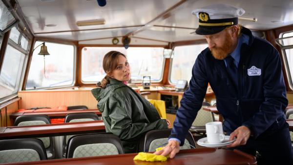 Bild 1 von 5: Ein guter Freund der verstorbenen Hausbesitzerin beschreibt Doris Bradbury als geldgierigen Raffzahn. Allerdings gerät Friedrich Noll (Volker Muthmann) selbst ins Visier der Ermittlungen. Denn wie Karoline Joost (Nike Fuhrmann) herausfindet, gehörte ihm etwas aus dem Nachlass, was er unbedingt haben wollte. Und anscheinend wurde er in der Nacht des Mordes am Tatort gesehen.