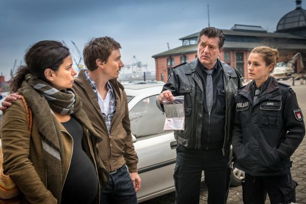 Bild 1 von 12: Hans (Bruno F. Apitz, 2.v.r.) und Franzi (Rhea Harder-Vennewald, r.) suchen Sandra Beyer (Sandra Speichert, l.) und ihren Lebensgefährten Tobias (Oliver Scherz, 2.v.l.) auf, um sie nach ihrem sichergestellten Personalausweis zu befragen. Frau Beyer behauptet, ihn verloren zu haben.