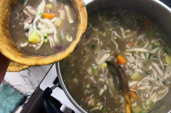Bild 1 von 4: In der Mongolei bereitet Erdenebileg Nudelsuppe zu.