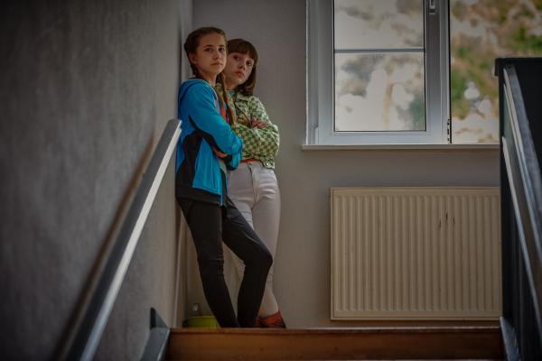 Bild 1 von 4: Nesrin (Julie Marienfeld, li.) und Annika (Merle Sophie Eimann, re.) planen eine schleimige Rache.