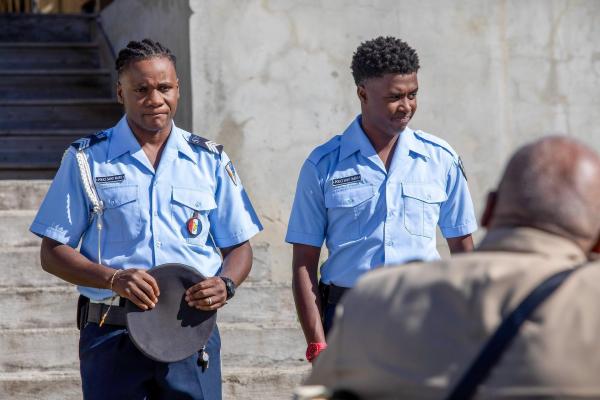 Bild 1 von 19: Im Bild (v.li.): Tobi Bakare (Officer Jean-Pierre Hopper), Tahj Miles (Marlon Price).