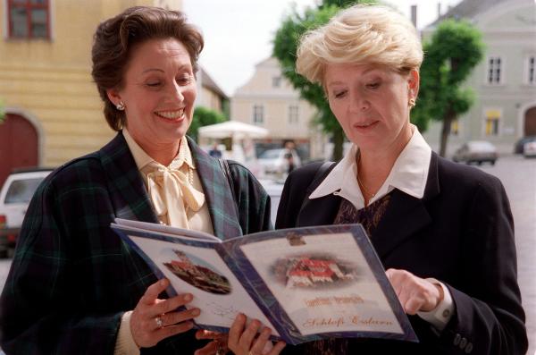 Bild 1 von 11: Im Bild: Regine Beranek zeigt Julia ein Prospekt der Gemeinde Retz: \