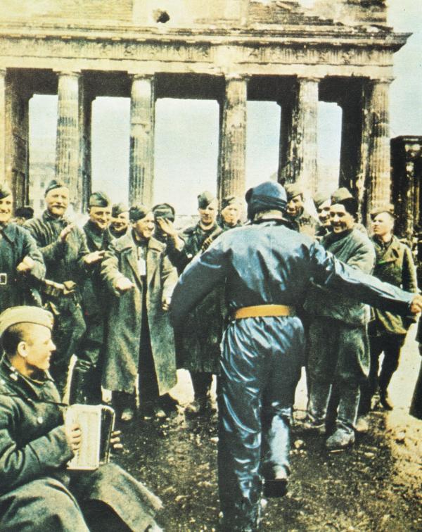 Bild 1 von 1: Rotarmist am Brandenburger Tor im Mai 1945.