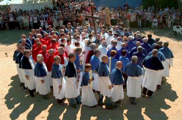 Bild 1 von 4: Prozession zu Ehren der Heiligen Jungfrau in Casamaccioli während des größten Volksfestes der Insel (La Santa di u Niolu)