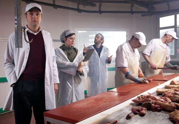 Bild 1 von 7: Kira Dorn (Nora Tschirner, 2.v.l.) und ihr Kollege Lessing (Christian Ulmen, m.) ermitteln.