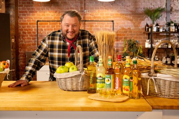 Bild 1 von 4: Apfelkorn war ein Kultgetränk auf Partys der 90er Jahre. Sebastian Lege geht dem Aroma von Apfelkorn auf den Grund.