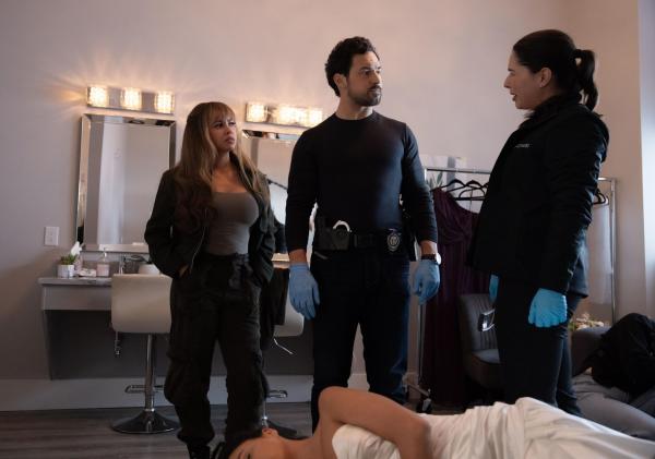 Bild 1 von 6: Max Mitchell (Vanessa Morgan, l.); Cole Ellis (Giacomo Gianniotti, M.)