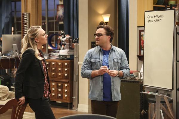 Bild 1 von 19: Nachdem Leonard (Johnny Galecki, r.) einen Brief von seinem Bruder erhalten hat, stürzt er in eine tiefe Krise. Kann Penny (Kaley Cuoco, l.) ihn da wieder rausholen oder erkennt auch sie, dass ihr Leben dem von Leonards Bruder nichts entgegenzusetzen hat?