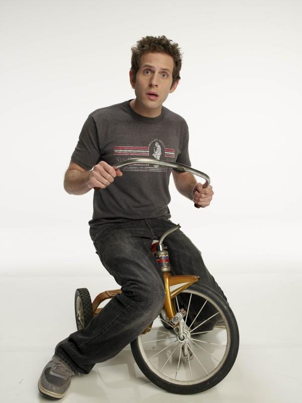 Bild 1 von 21: (4. Staffel) - Dennis (Glenn Howerton) ist der Zwillingsbruder von Dee und Mitbesitzer des Paddy's. Er legt besonderen Wert auf seine Kleidung und ist nach seiner eigenen Einschätzung unwiderstehlich ...
