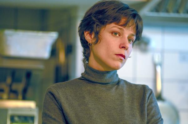 Bild 1 von 3: Mittlerweile lebt Ana (Iria del Río) wieder in Madrid und führt ihr eigenes Restaurant ? doch sie ringt mit ihrer Rolle als Mutter und mit ihrer Beziehung.