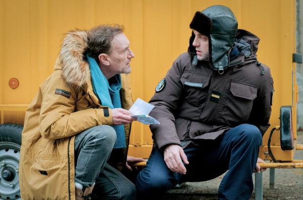 Bild 1 von 4: David Rousseau (Jean-Paul Rouve, li.) und Major Louvetot (Guillaume Gouix, re.) auf Recherche im Kloster von Mouthe