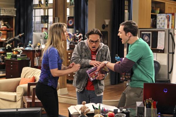 Bild 1 von 22: Penny (Kaley Cuoco, l.) hat ein ganz besonderes Geschenk für Leonard (Johnny Galecki, M.) und Sheldon (Jim Parsons, r.) ...