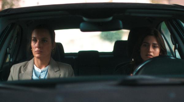 Bild 1 von 7: Hauptkommissarin Maria Melnik (Deleila Piasko, re.) erklärt Knastpsychologin Hannah Weber (Ann Sophie Heier, li.), was passiert ist.