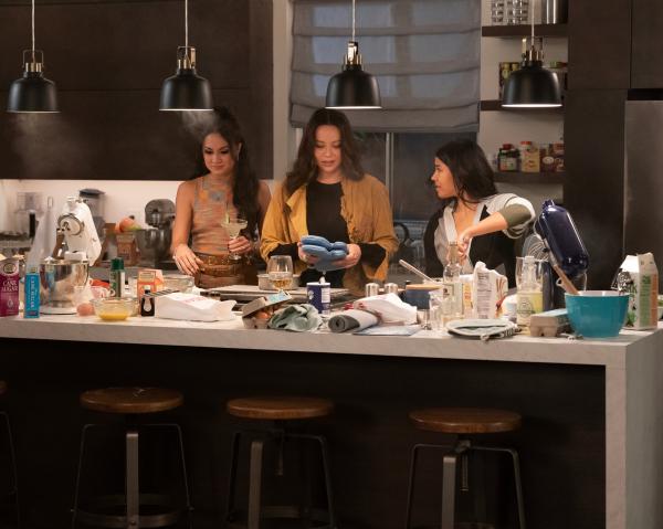 Bild 1 von 5: Chastity (Meg DeLacy, l.), Lucy (Melissa O'Neil, M.) und Celina (Lisseth Chavez, r.) sind auf einem ungewöhnlichen Junggesellinnenabschied und setzen alles daran, die Hochzeitstorte zu retten.