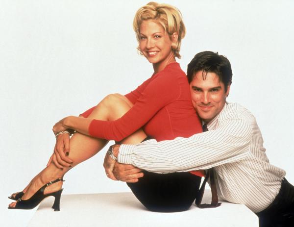 Bild 1 von 5: Sie könnten verschiedener nicht sein: die junge Yogalehrerin Dharma Finklestein und der karrierebewußte Yuppie Greg Montgomery. Eine unkonventionelle und eine wertkonservative Welt prallen aufeinander, als sich die beiden verlieben - und heiraten. Für beide Elternpaare eine Horrorvorstellung. Dharmas verrückte Freundin Jane und Gregs Freund und Anwaltskollege Pete vervollständigen das Quartett.  Dharma Finklestein stößt in einer Justizbehörde auf den Anwalt Greg Montgomery. Die beiden verlieben sich auf Anhieb - und heiraten wenig später. Erst dann stellen sie fest, daß sie eigentlich ziemlich verschieden sind. Sowohl die Eltern von Greg als auch die Dharmas sind nicht gerade begeistert, als sie von der Eheschließung ihrer Sprößlinge hören. Dementsprechend verläuft das erste Treffen.