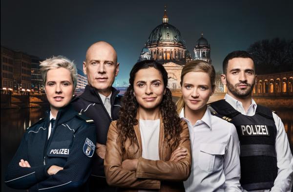 Bild 1 von 2: Das Team der WaPo Berlin (v.l.n.r.): Kriminalkommissaranwärterin Marlene Weber (Oska Melina Borcherding), Kriminalhauptkommissar Wolf Malletzke (Christoph Grunert), Erste Kriminalhauptkommissarin und WaPo-Dienststellenleiterin Jasmin Sayed (Sesede Terziyan), Kriminalhauptkommissarin Paula Sprenger (Sarina Radomski) und Kriminaloberkommissar Fahri Celik (Hassan Akkouch).