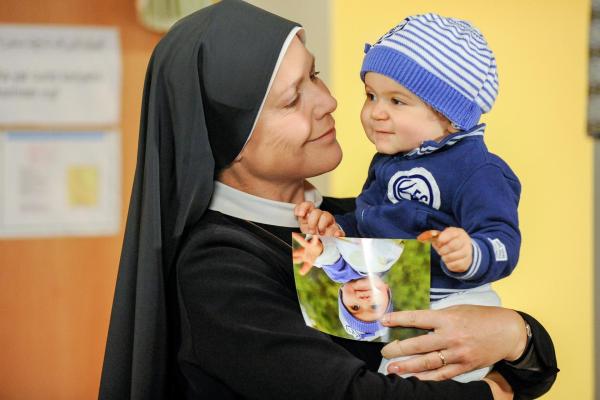 Bild 1 von 9: Im Bild: Dilas Tochter wurde entfürt. Sie erzählt Schwester Hanna, wie sie ihr Kind wieder gefunden hat (v.li.: Janina Hartwig, Greta Jacoby).