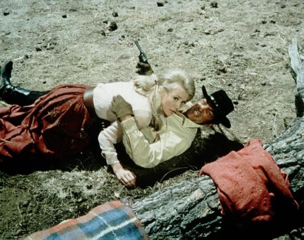 Bild 1 von 6: Lily (Inger Stevens, l.) flüchtet in die starken Arme von Van Morgan (Dean Martin, r.) ...