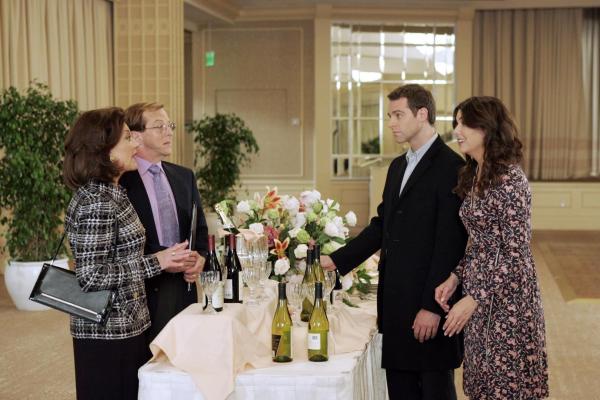 Bild 1 von 19: (v.l.n.r.) Emily Gilmore (Kelly Bishop); Randall Farber (Edward Hibbert); Christopher Hayden (David Sutcliffe); Lorelai Gilmore (Lauren Graham)