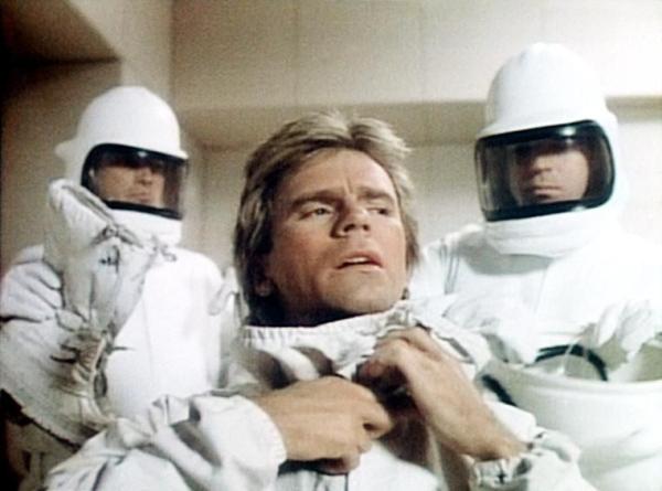 Bild 1 von 10: Nach der Bergung einer Kapsel mit gefährlichen Bakterien steigt MacGyver (Richard Dean Anderson, M.) aus einem Schutzanzug.