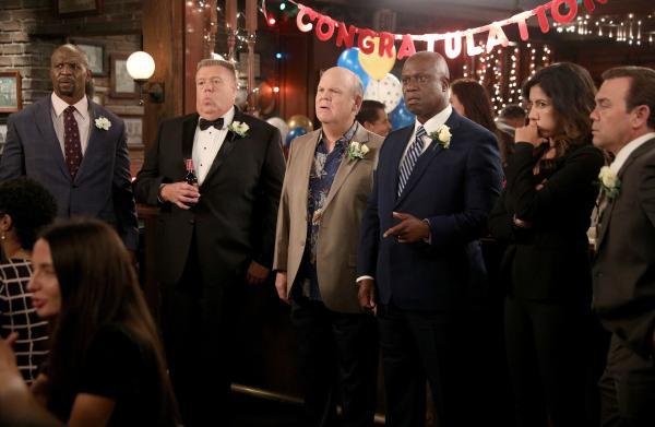 Bild 1 von 16: (v.l.n.r.) Terry Jeffords (Terry Crews); Scully (Joel McKinnon Miller); Hitchcock (Dirk Blocker); Ray Holt (André Braugher); Rosa Diaz (Stephanie Beatriz); Charles Boyce (Joe Lo Truglio)