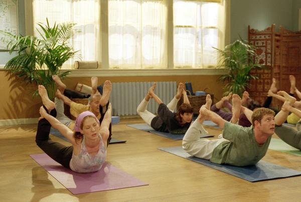 Bild 1 von 2: Abby kommt allein mit dem Baby nicht zurecht, und deshalb bietet Dharma ihre Hilfe an. Allerdings ahnt Dharma nicht, auf was sie sich da einlässt: Schon bald ist sie das Mädchen für alles - sie putzt, kocht und wickelt. Außerdem muss sie jede Nacht das Baby füttern und es stundenlang herumtragen, bis es wieder schläft. Bald ist Dharma am Ende ihrer Kräfte. Abby sorgt für Babysitter-Ersatz, doch das ehemalige Kindermädchen Becky ist so alt, dass auch sie versorgt werden muss.