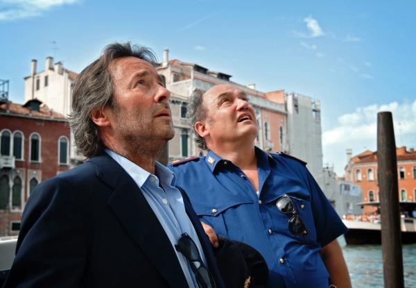 Bild 1 von 11: Commissario Brunetti (Uwe Kockisch, links) und Sergente Vianello (Karl Fischer) staunen über die luxuriöse Wohnung des grünen Politikers Gianluca Fasano.