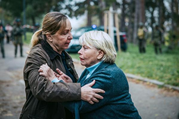 Bild 1 von 24: Im Bild: Susi Stach (Irene Radek), Margarethe Tiesel (Helene Zenker).