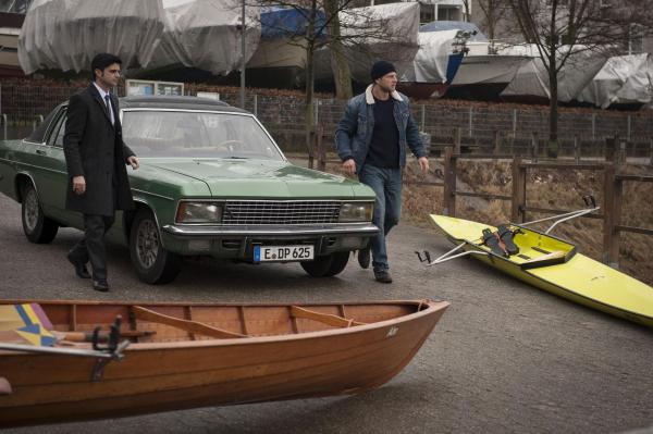 Bild 1 von 39: Als die Schülerin Anja Cordt im Foyer des Heinrich Heine Gymnasiums ermordet aufgefunden wird, haben Mick (Henning Baum, r.) und Andreas (Maximilian Grill, l.) den nächsten kniffligen Fall, den es zu lösen gilt ...
