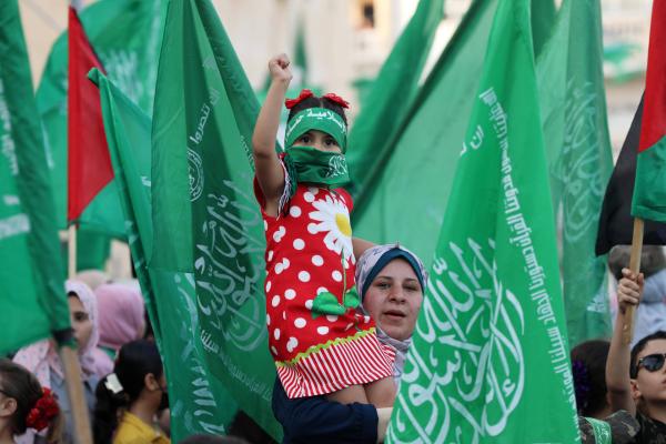 Bild 1 von 3: 28. Mai 2021: Im Gazastreifen marschieren palästinensische Anhänger der Ezz-Al-Din-Al-Qassam-Brigaden, dem bewaffneten Flügels der palästinensischen Hamas-Bewegung, bei einer Anti-Israel-Kundgebung im Flüchtlingslager Al-Bureij