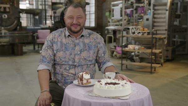 Bild 1 von 9: Tiefkühltorten müssen auch nach dem Auftauen ihre Form behalten. Sebastian Lege zeigt, welche Tricks die Industrie bei tiefgekühlter Schwarzwälder Kirschtorte einsetzt.